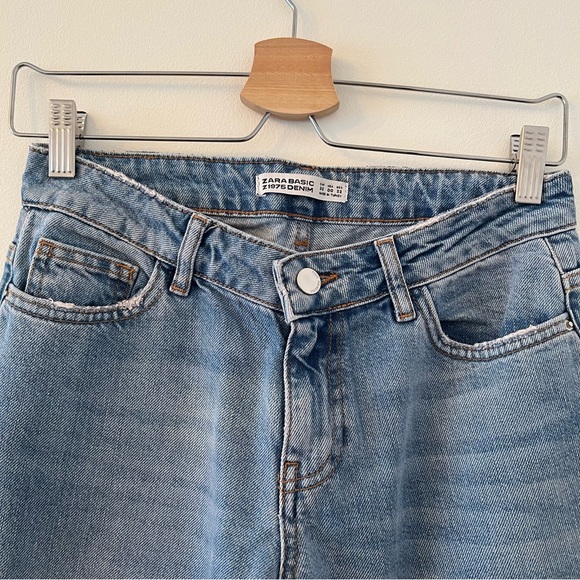 Zara blue jeans with floral embroidery on both sides of pant leg, size US 00 - Picture 7 of 9